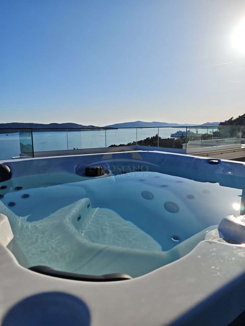 Attico di lusso a Okrug Gornji/Čiovo con terrazza sul tetto